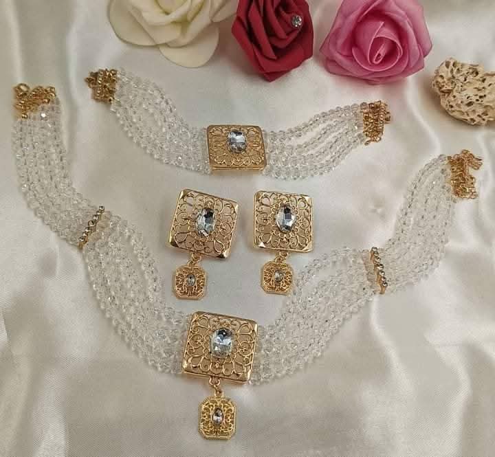 ✨ طقم فخم بتصاميم راقية... متوفر بعدة ألوان لتناسب ذوقكِ الخاص! ✨