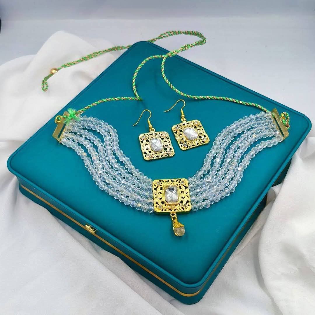 ✨ طقم فخم بتصاميم راقية... متوفر بعدة ألوان لتناسب ذوقكِ الخاص! ✨